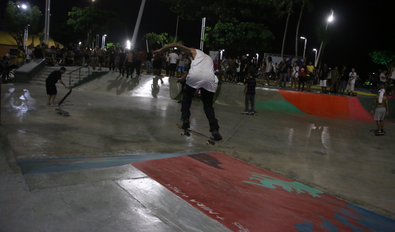 skatista fazendo manobra numa pista de skate